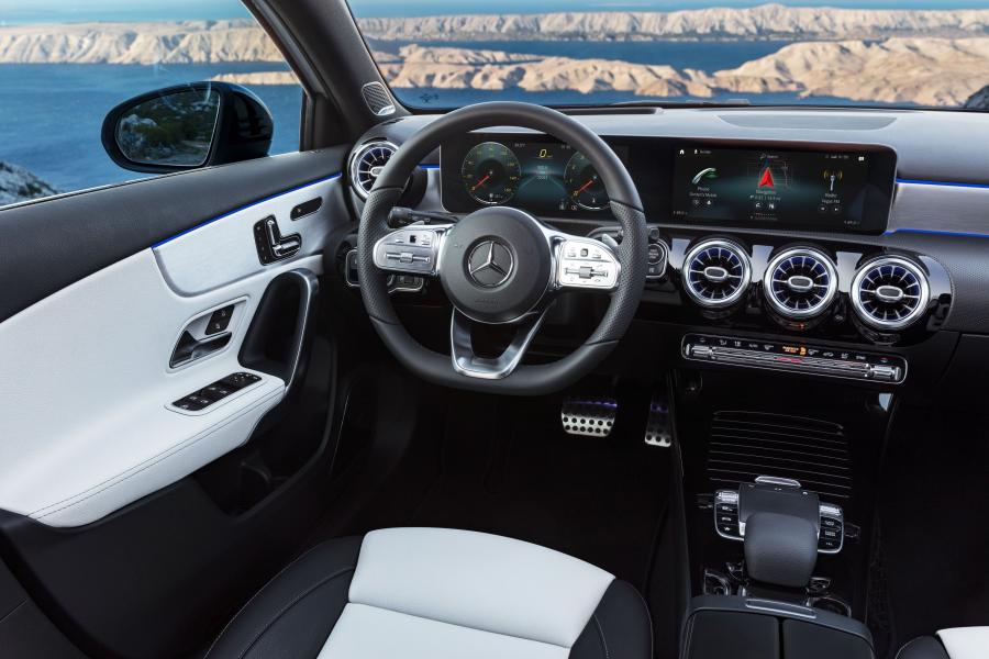 Панель приборов Mercedes-Benz A200 AMG Line (W177) 2018 года  (WW) (фото 19 из 99)